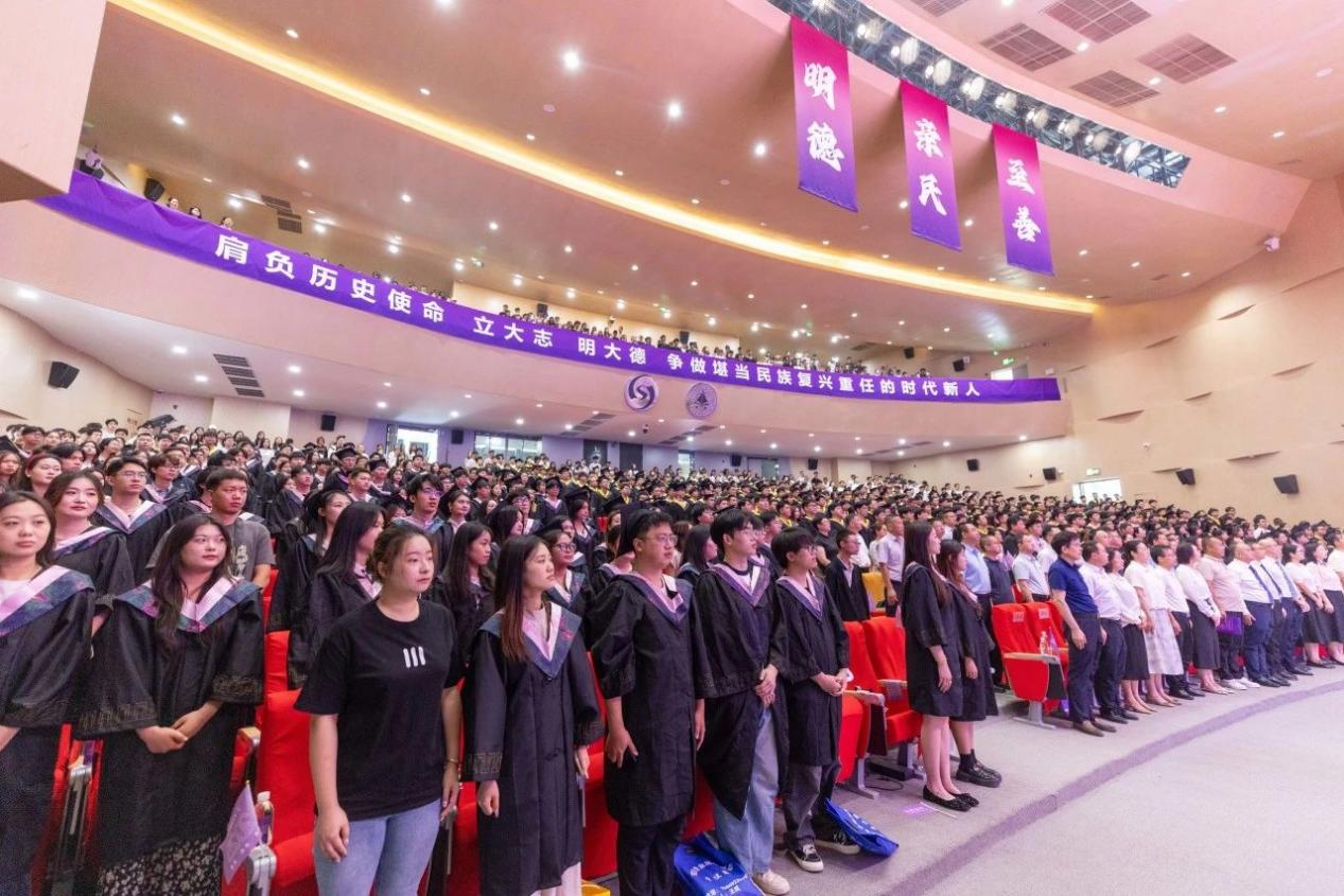 骊歌未散别情重 青春作伴赴星河——西安明德理工学院举办2025届毕业典礼与欢送文艺晚会