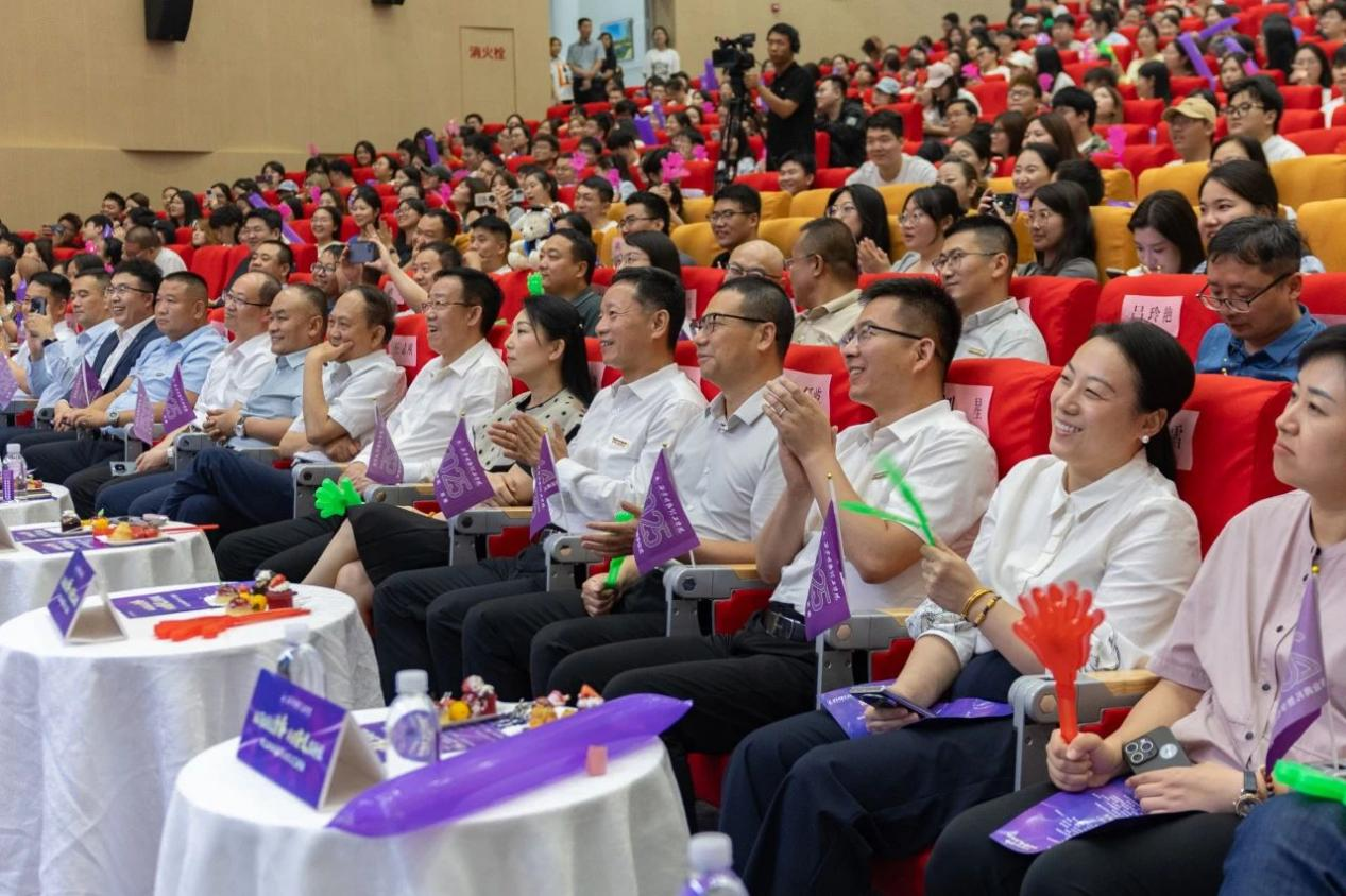 骊歌未散别情重 青春作伴赴星河——西安明德理工学院举办2025届毕业典礼与欢送文艺晚会